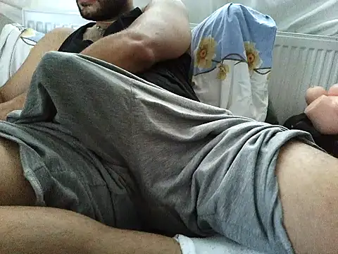 bigdickguy21cm élő XXX-chatje