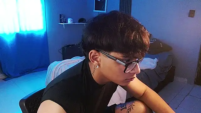 Mr_yisuzz élő XXX-chatje