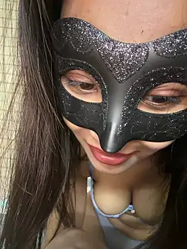 Alina_Teen Adlı Modelin Canlı XXX Sohbeti