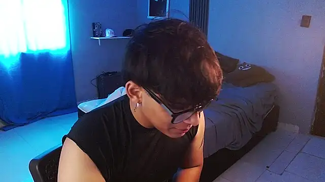 Mr_yisuzz élő XXX-chatje