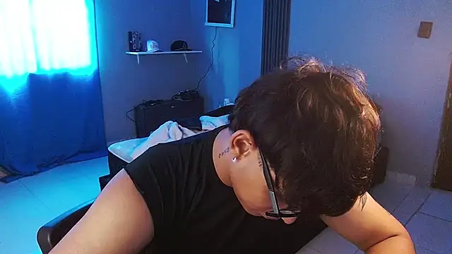 Mr_yisuzz élő XXX-chatje