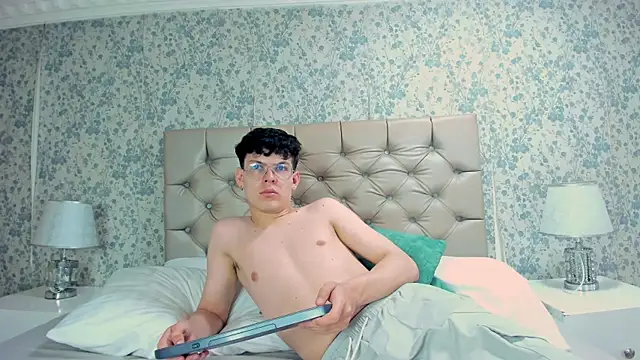Chat +18 de AngeloBocellii ao vivo