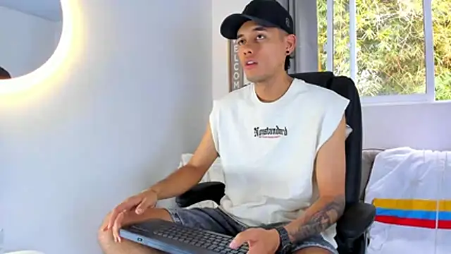 NickCopeer_ live XXX chat