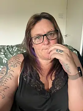 Busty-GilfQuinn's Live XXX Chat