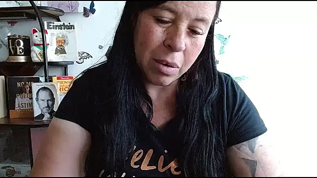 LauraMallioni's Live XXX Chat