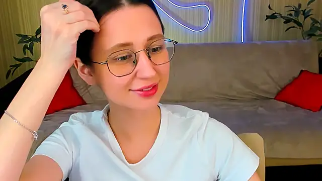 YourLovellyStory's Live XXX Chat