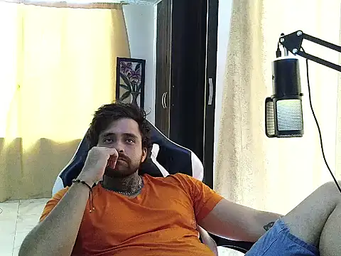 aronmiller404 live XXX chat
