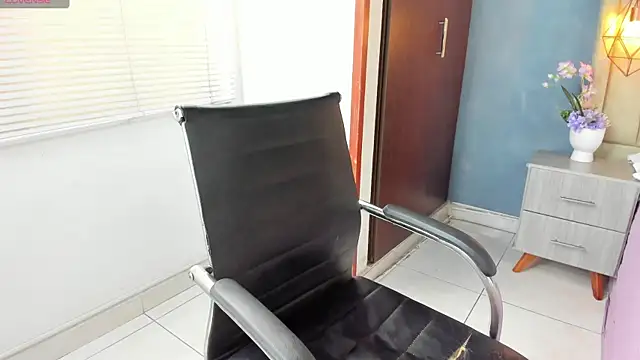 Chat +18 de Charlothe_01 ao vivo