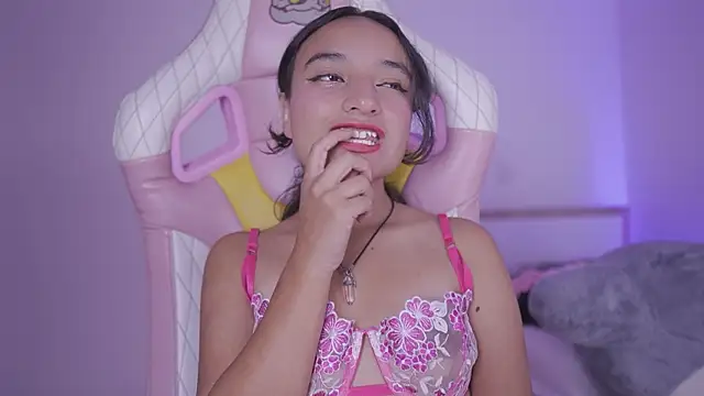 _emily_jonexs Adlı Modelin Canlı XXX Sohbeti