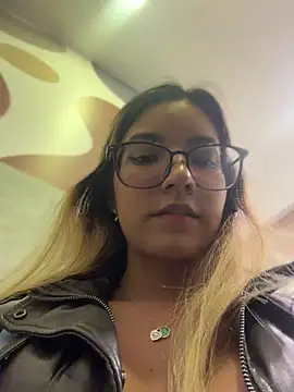 Pretty_roxxyy Adlı Modelin Canlı XXX Sohbeti