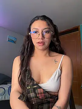 צ'אט XXX בשידור חי של CocoaGigiMuse