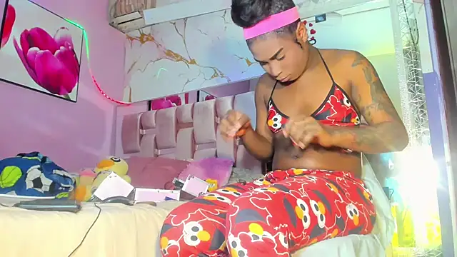 HUGE_BLACKCOCK Adlı Modelin Canlı XXX Sohbeti