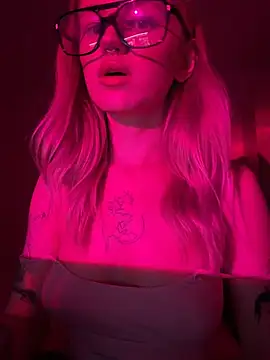 blondiedoll's Live XXX Chat