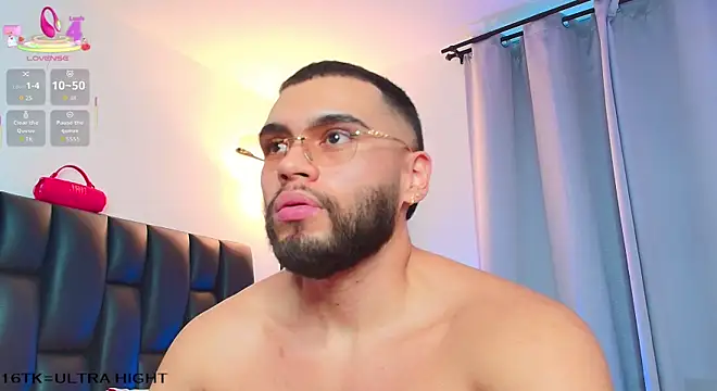 ThiagoHunk élő XXX-chatje