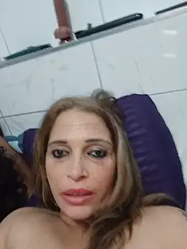 2Juicy_pussy's Live XXX Chat