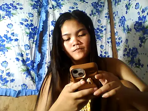 PinaySkinnyJust18's Live XXX Chat