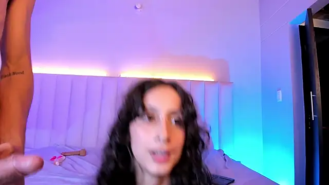 abrilandjulian XXX чат на живо