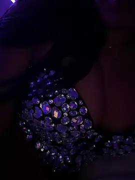 queen-chamss Adlı Modelin Canlı XXX Sohbeti