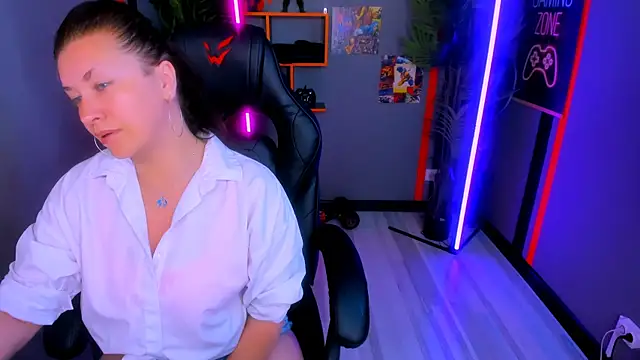 AnaMills Adlı Modelin Canlı XXX Sohbeti