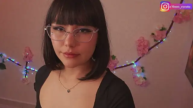 Moon_eyes' Live XXX Chat