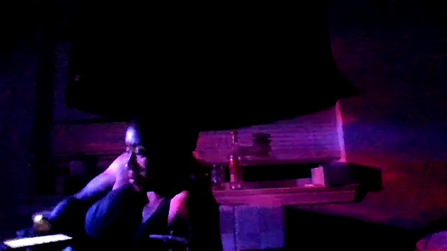 BedazedFirefly Show in webcam