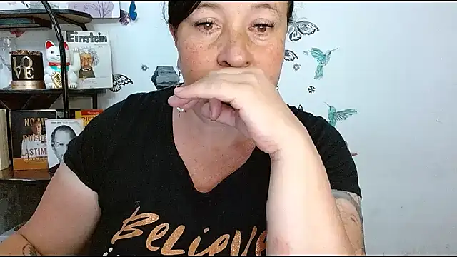 LauraMallioni's Live XXX Chat