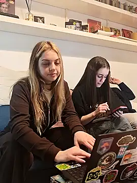 Elnonoykeila77 Webcam Show