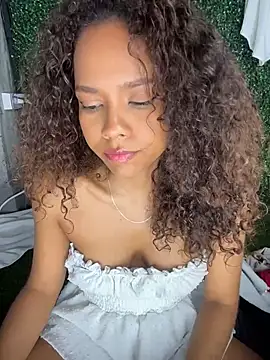 CurlyOopsieXXX Adlı Modelin Canlı XXX Sohbeti