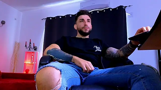 MightyAaron66 live XXX chat