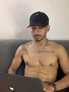 Pokazy przed kamerką – NicolasChest_xxx