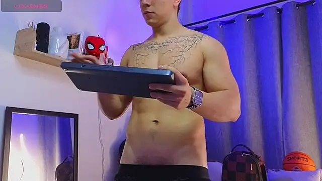 ASHTON_HILS: онлайн-секс-чат