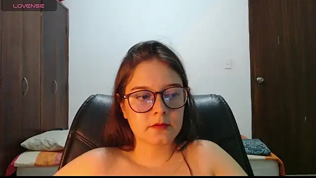 Онлайн чат XXX MadieeLorez