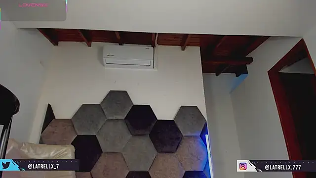 Latrellx7 Adlı Modelin Canlı XXX Sohbeti