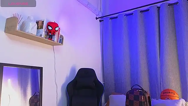 ASHTON_HILSのライブXXXチャット