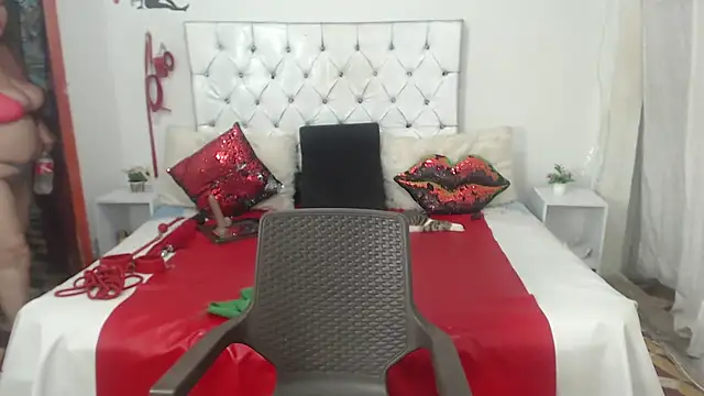 Chat +18 de Sweetbigcatt ao vivo