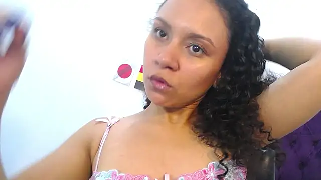 Chatroom XXX en direct de Little18Doll