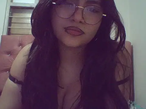 Thania-'s Live XXX Chat