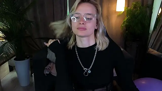 Chat +18 de NoraMoreau ao vivo