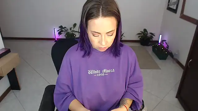 charlottezoe15 Adlı Modelin Canlı XXX Sohbeti