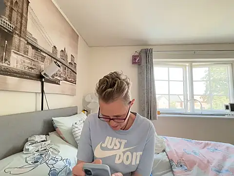 Curvy-Jinxn Live XXX chat