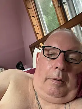 Show modela CharlieWeaver22 na web-kameri