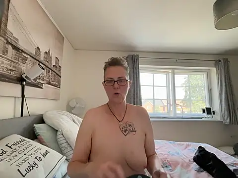 XXX chat uživo modela Curvy-Jinx