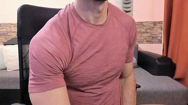 HotHunkTrainer live XXX chat