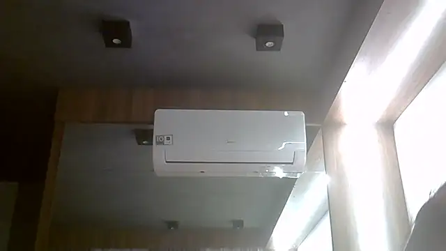 SkinnyKitten Pertunjukan Webcam