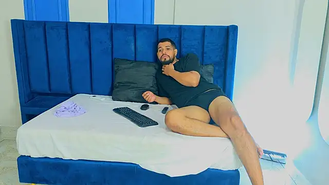 CURVYANDKING_CR Live XXX-Chat