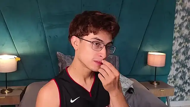 Aaron_Eze Adlı Modelin Canlı XXX Sohbeti