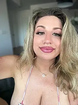 miamellycious Adlı Modelin Canlı XXX Sohbeti