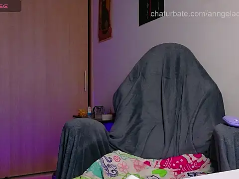 DIVINANGELA élő XXX-chatje