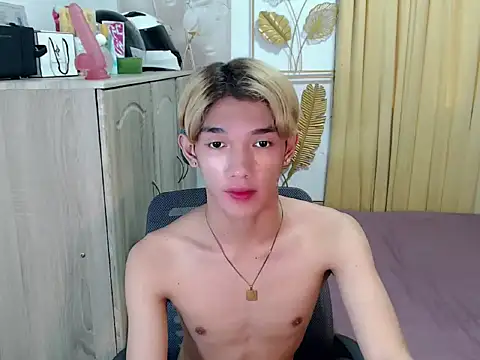urasian_john18 Adlı Modelin Canlı XXX Sohbeti