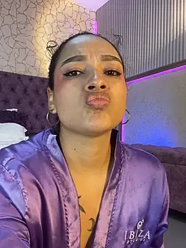 EMILYY_FOXY Adlı Modelin Canlı XXX Sohbeti